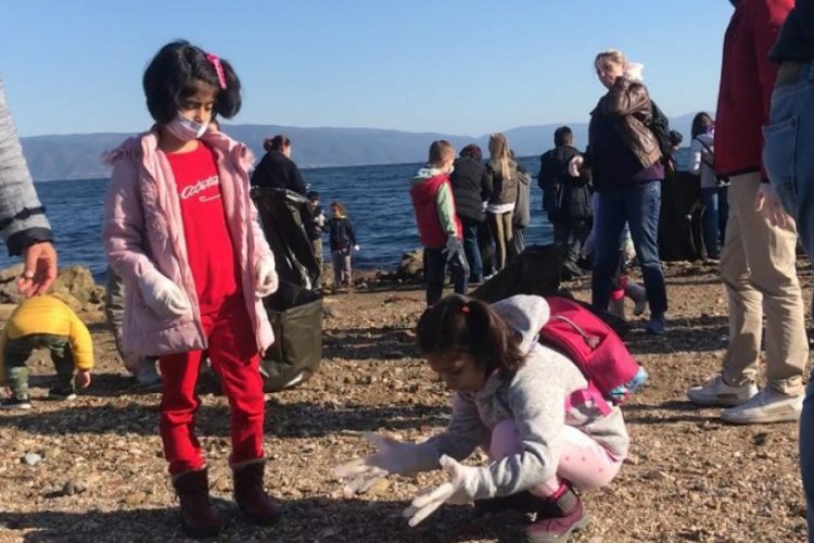 Bursa'da öğrenciler sahili temizledi