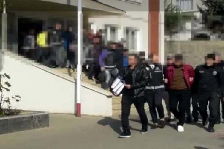 17 yaşındaki kızı fuhuş &ccedil;etesinin başına getirmiş