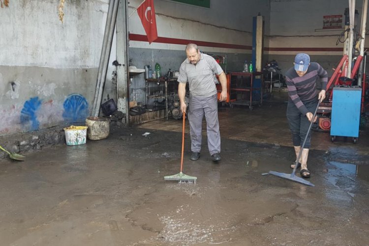 İskenderun'da sağanak sele yol a&ccedil;tı
