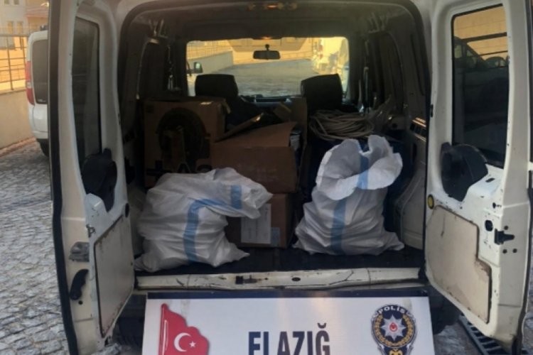 İnşaattan hırsızlık yaparken yakalandılar