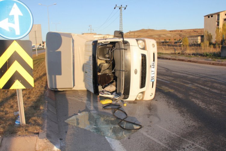 Tanker ile kamyonet &ccedil;arpıştı: 2 yaralı