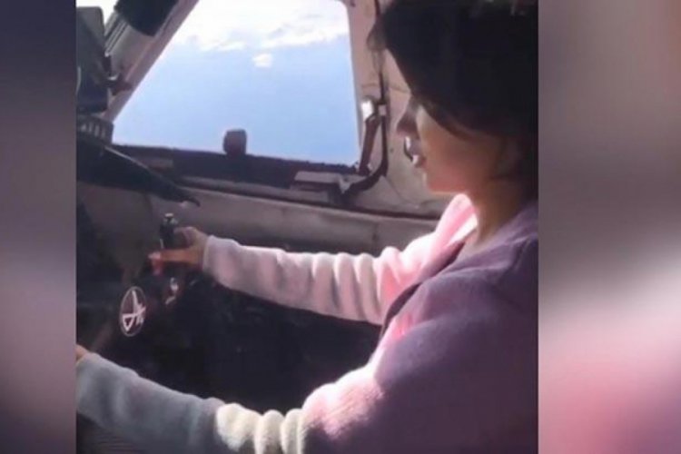Rusya'da bir pilot, sevgilisini kokpite alarak u&ccedil;ak kullanmayı &ouml;ğretti