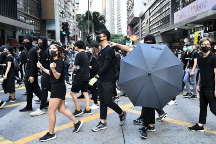 Hong Kong'da protestocular &Ccedil;in haber ajansı Şinhua ofisine saldırdı