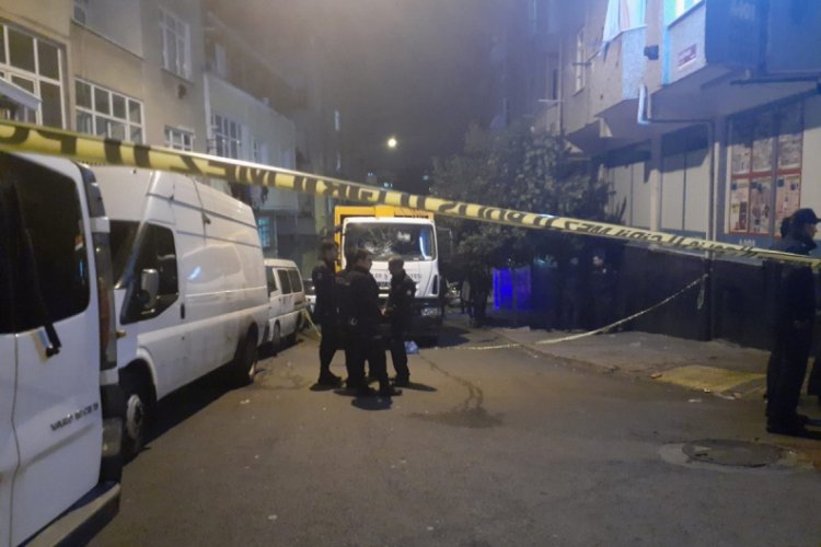 &Ccedil;&ouml;p kamyonunun altında kalan kadın can verdi