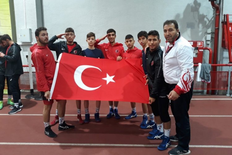 Altındağlı işitme engelli g&uuml;reş&ccedil;ilerden 2 g&uuml;m&uuml;ş ve 2 bronz