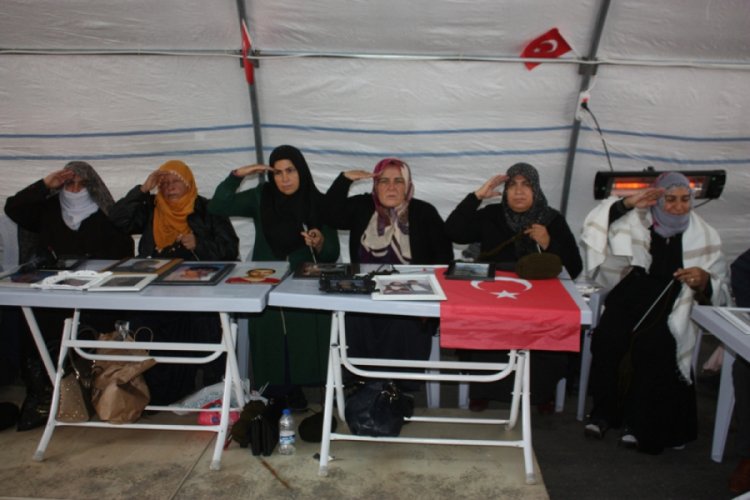 HDP &ouml;n&uuml;ndeki ailelerin evlat n&ouml;beti 62'nci g&uuml;n&uuml;nde