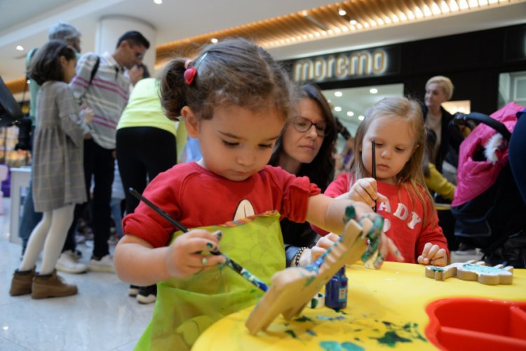Bursa'da 'Kır &Ccedil;i&ccedil;ekleri Okusun Diye' minik eller ahşap boyadı