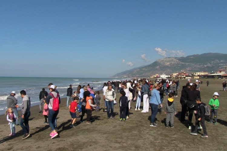 T&uuml;rkiye'nin en uzun kumsalında &ouml;ğrenciler &ccedil;&ouml;p topladı