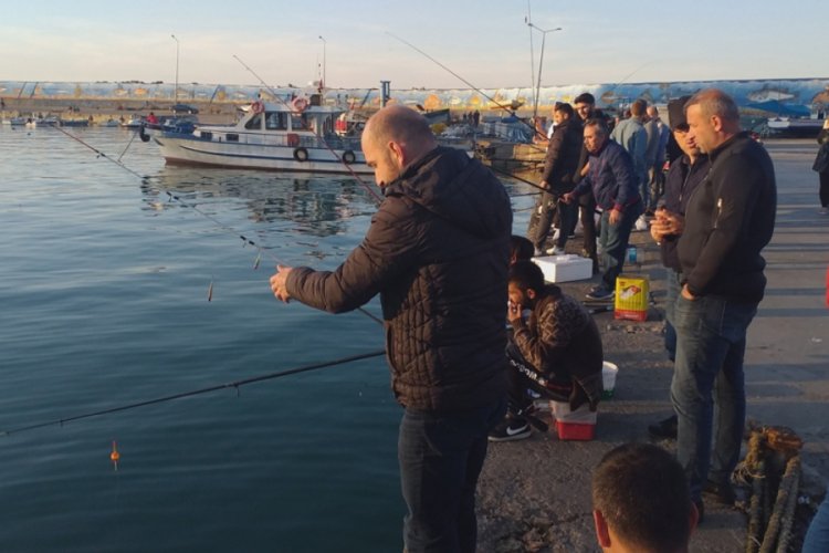 Ak&ccedil;akoca sahili olta balık&ccedil;ılarının g&ouml;zde mekanı haline geldi