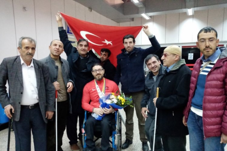 D&uuml;nya Şampiyonu havalimanında İstiklal Marşı ile karşılandı