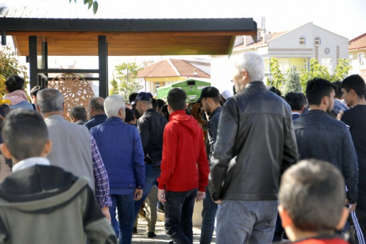 &Ouml;ld&uuml;rd&uuml;ğ&uuml; oğlunun cenazesine katılmak istedi