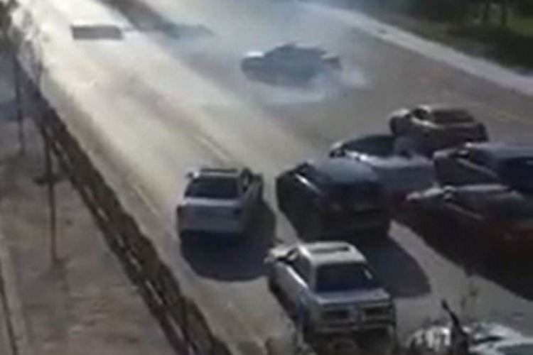 Trafik magandaları yolu kapatıp drift attılar