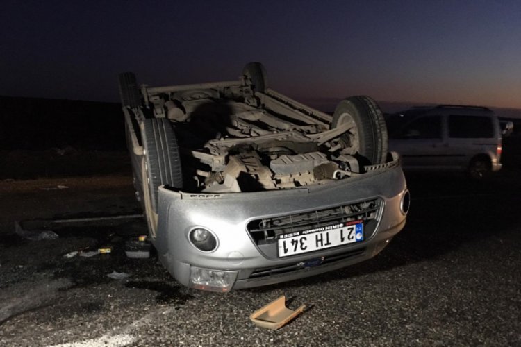 Otomobil, d&uuml;ğ&uuml;nden d&ouml;nenlerin aracına &ccedil;arptı: 11 yaralı
