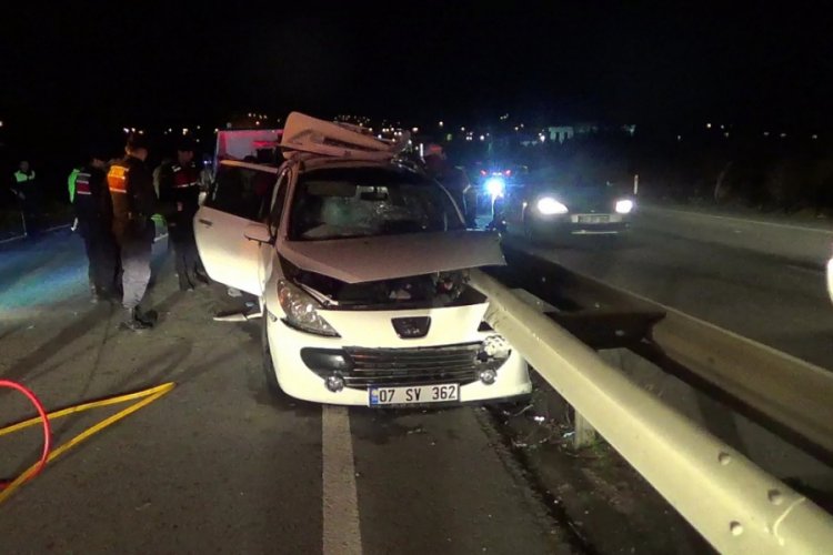 Otomobil bariyere ok gibi saplandı: 2 &ouml;l&uuml;, 3 yaralı