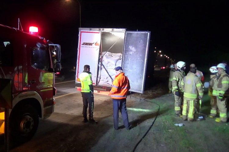 Kepek y&uuml;kl&uuml; TIR'ın lastikleri alev aldı