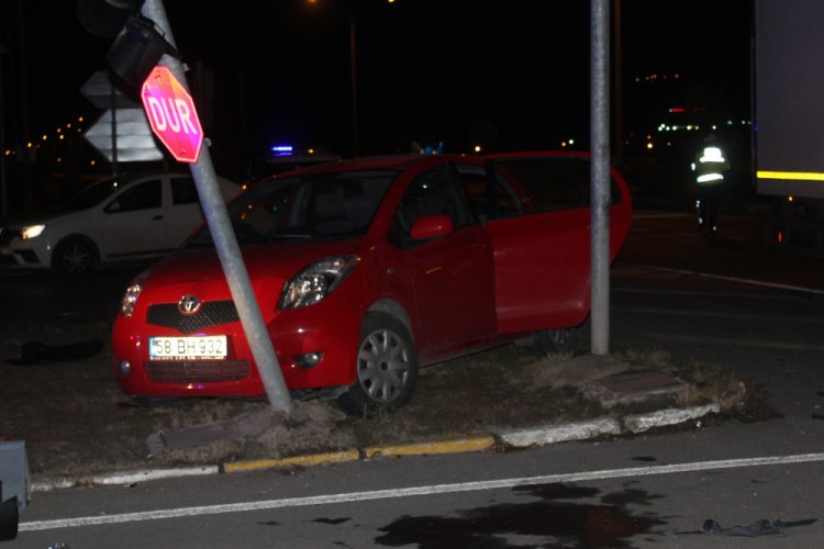 Kamyon ile otomobil &ccedil;arpıştı: 4 yaralı