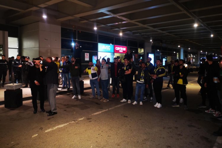 Fenerbah&ccedil;e'ye taraftarlardan coşkulu karşılama