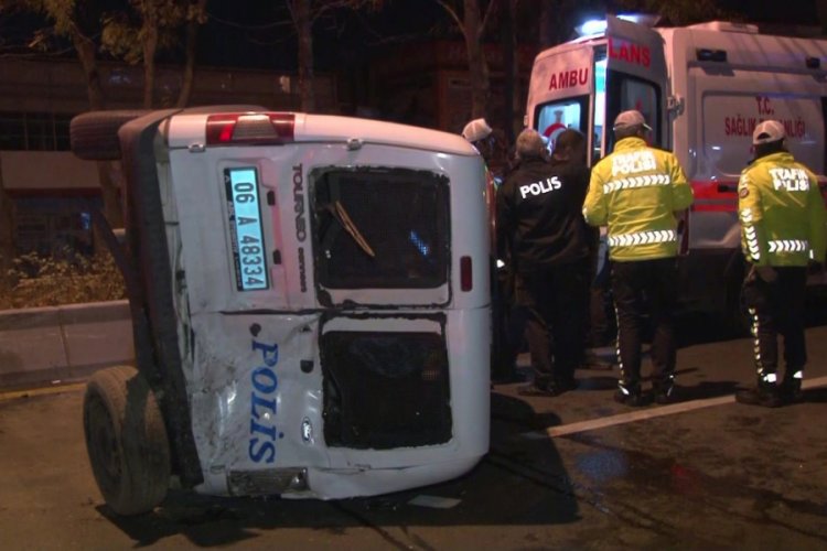 Minib&uuml;s polis aracına &ccedil;arptı: 2'si polis 4 yaralı