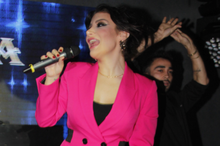 İrem Derici saplantılı hayranı y&uuml;z&uuml;nden evini değiştirdi