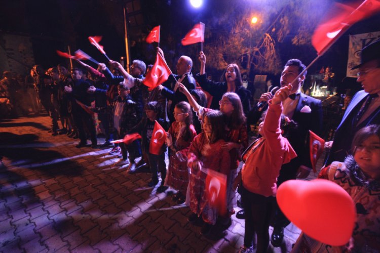 Odun ateşinde, trakt&ouml;r kasasında senfonik konser