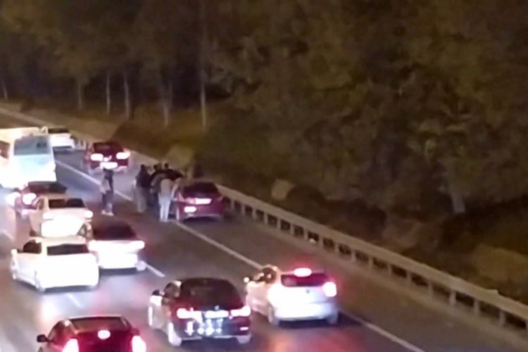 Trafikte tekmeler ve yumrukların havada u&ccedil;uştuğu kavga kamerada