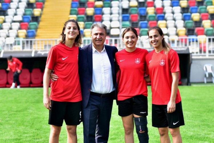 Kadın futbolculardan şiddete tepki