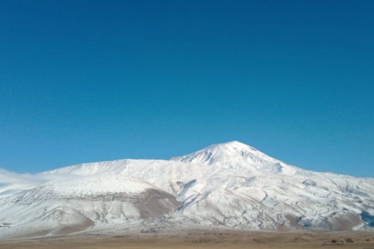 Iğdır'ın y&uuml;ksek kesimleri karla kaplandı