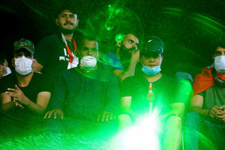 İran Konsolosluğu binasında Irak bayrağı a&ccedil;tılar