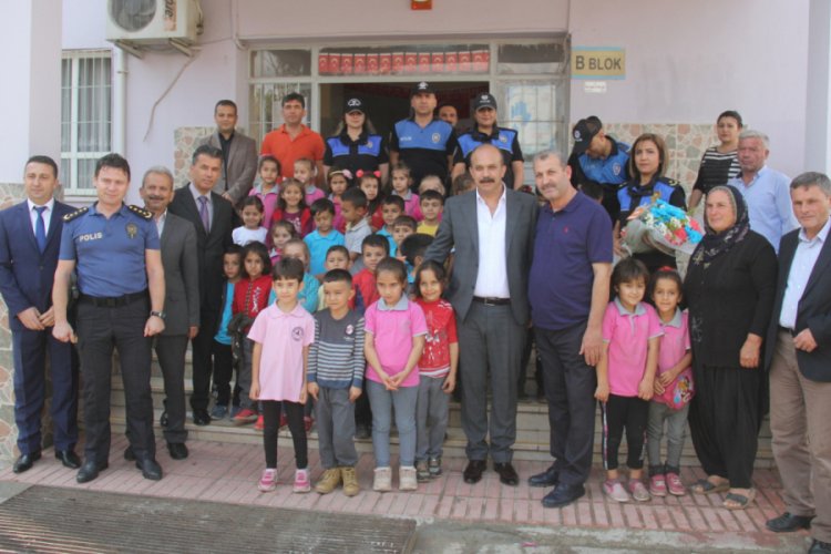 Polisten &ouml;ğrencilere mont ve bot yardımı