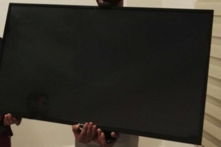 &Ouml;rt&uuml;ye sarılı televizyonu taşırken polise yakalandılar