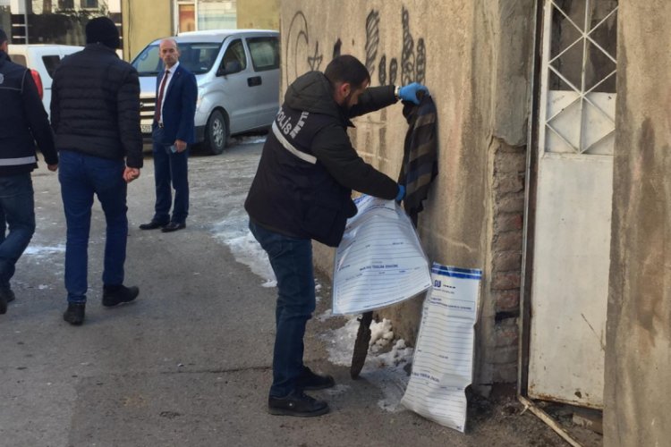 Narkotik ekipleri operasyon i&ccedil;in girdiği evde 15 metre derinliğindeki kuyuyla karşılaştı