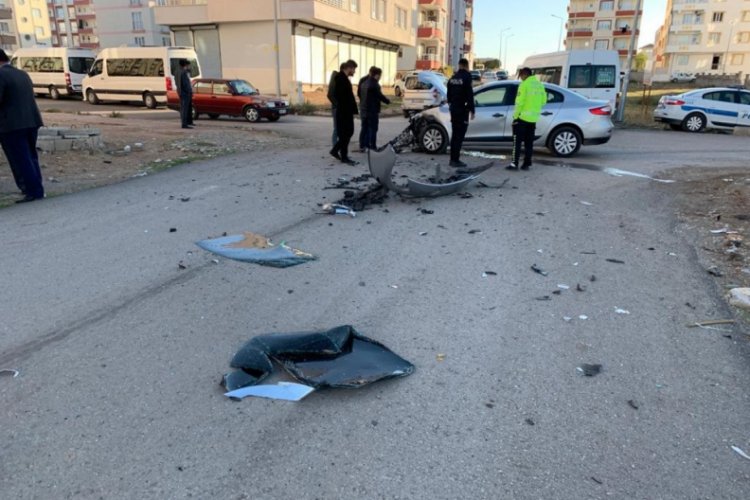 Minib&uuml;s ile otomobil &ccedil;arpıştı: 6 yaralı