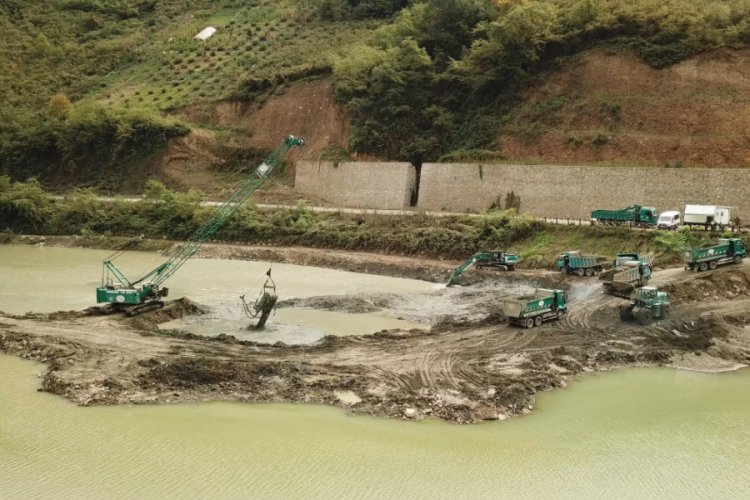 Sera G&ouml;l&uuml;'n&uuml; &ccedil;amur ve bal&ccedil;ıktan temizlemek i&ccedil;in y&uuml;r&uuml;t&uuml;len &ccedil;alışmalar s&uuml;r&uuml;yor