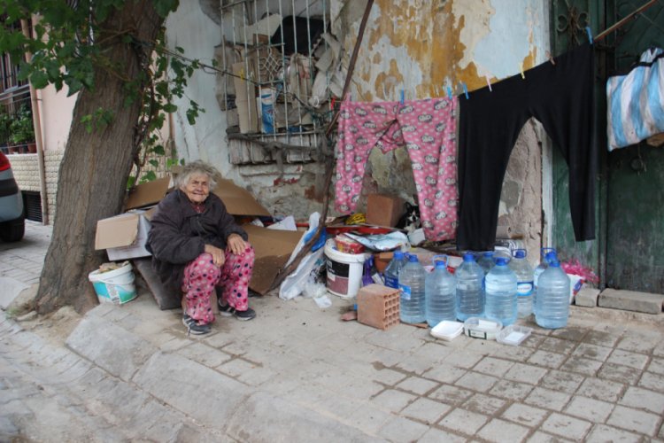 Kaldırımda ge&ccedil;en dram dolu bir hayat