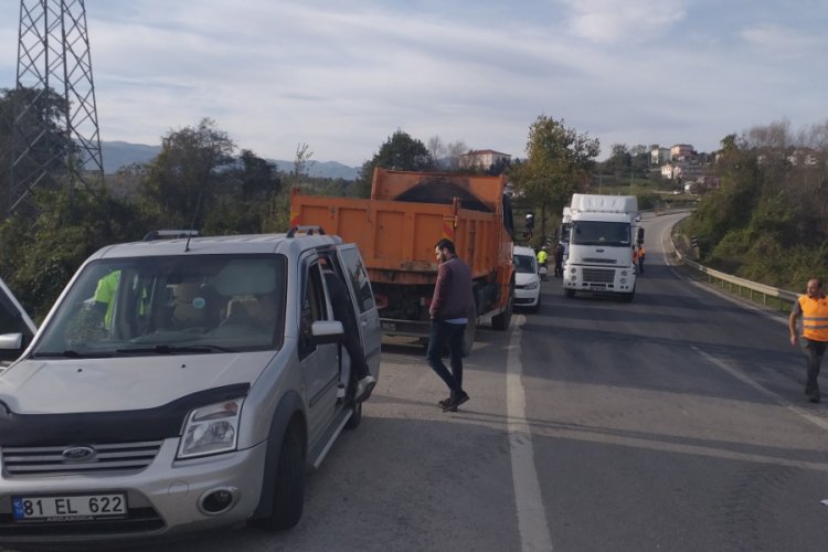 Yokuş aşağı giden tır otomobile &ccedil;arptı