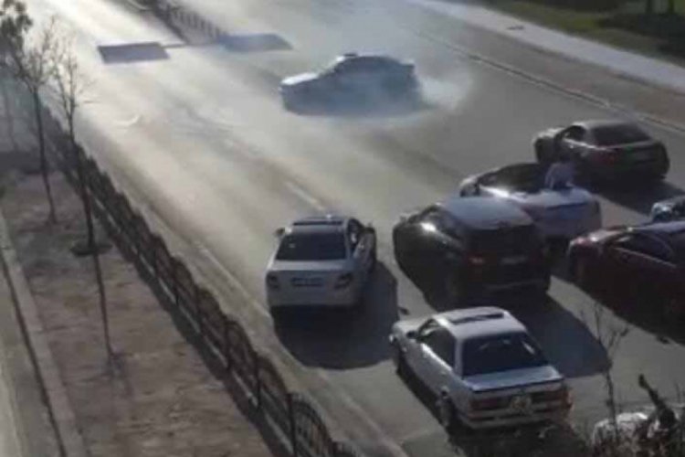 Yolu kapatıp drif yapan s&uuml;r&uuml;c&uuml;ye, 7 bin 530 lira para cezası