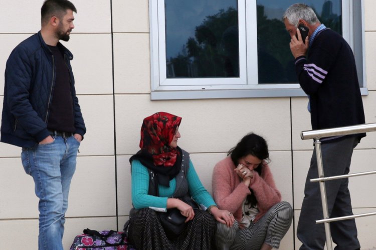 Elinden tuttuğu oğlu otomobil &ccedil;arpmasıyla &ouml;ld&uuml;