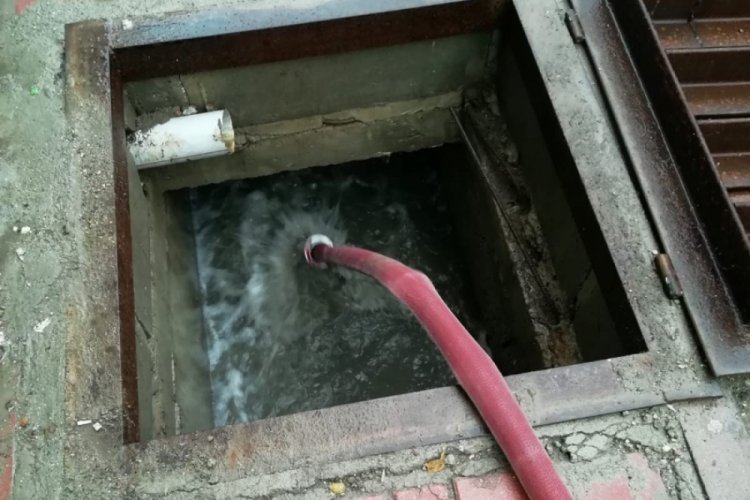 Evlerini su basan vatandaşların imdadına itfaiye yetişti