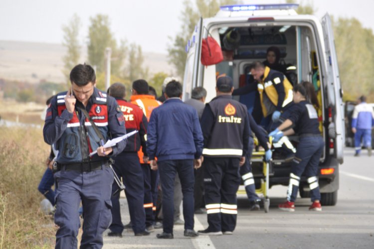 Afyonkarahisar'da feci kaza: 3'&uuml; ağır 5 yaralı