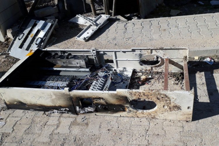 Ka&ccedil;ak elektriği &ouml;nleyen panoları kırıp yaktılar