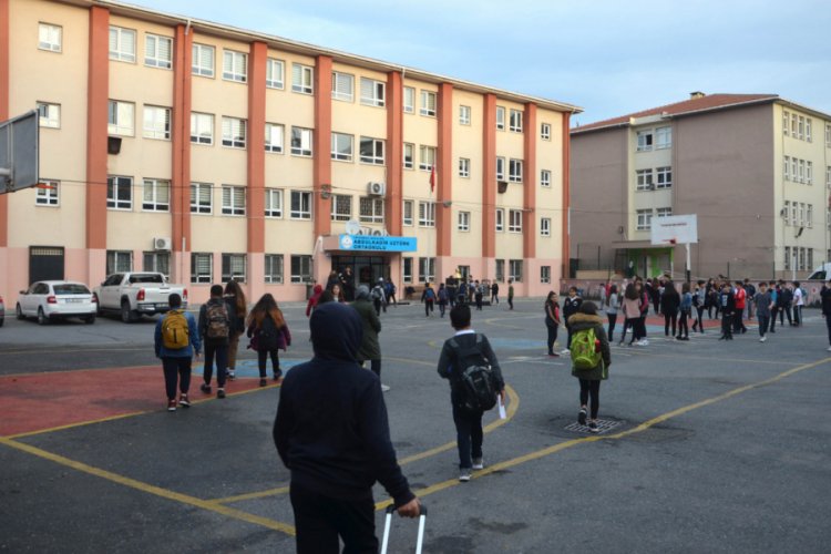Avcılar'da g&uuml;&ccedil;lendirilen ortaokulda yeniden eğitime başlandı