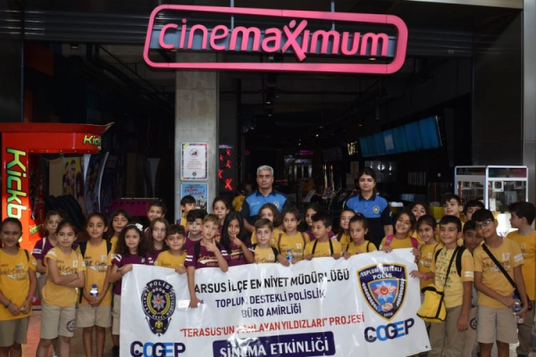 Polis 530 &ouml;ğrenciyi sinemaya g&ouml;t&uuml;rd&uuml;