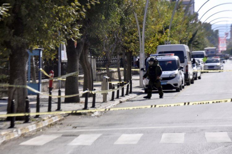 Kaldırımdaki oyuncak ayı, f&uuml;nyeyle patlatıldı