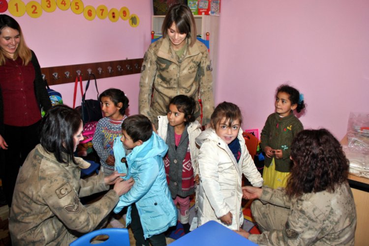 Kadın komutanlardan minikleri ısıtan yardım
