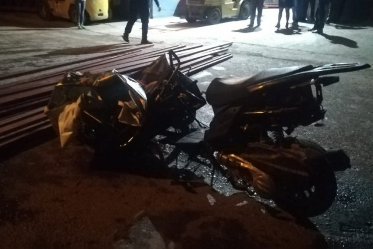 Motosikletin &uuml;zerine demir profiller d&uuml;şt&uuml;: 1 &ouml;l&uuml;, 1 yaralı