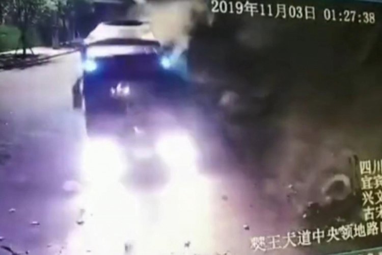 Dağ yolunda heyelan oldu, TIR s&uuml;r&uuml;c&uuml;s&uuml; son anda kurtuldu