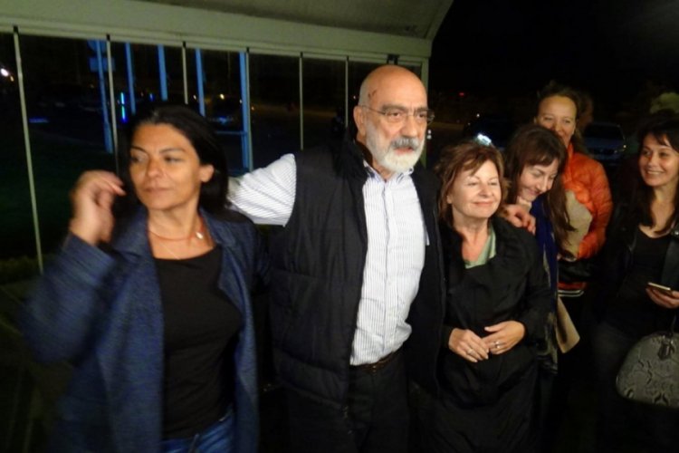 Gazeteci Ahmet Altan Silivri Cezaevi'nden tahliye edildi