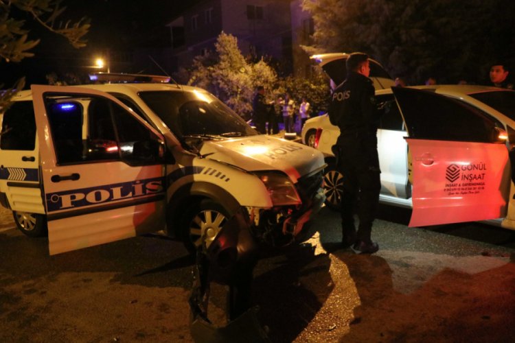 Otomobil, polis aracına &ccedil;arptı: 2 polis yaralı