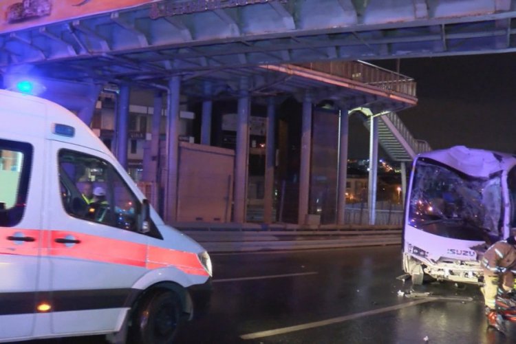 Polis midib&uuml;s&uuml; kaza yaptı, 3 polis ağır yaralandı