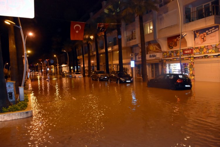 Sağanak yağış Marmaris'te hayatı fel&ccedil; etti